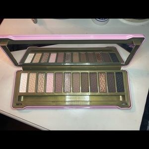 Risqué Beauté eyeshadow palette